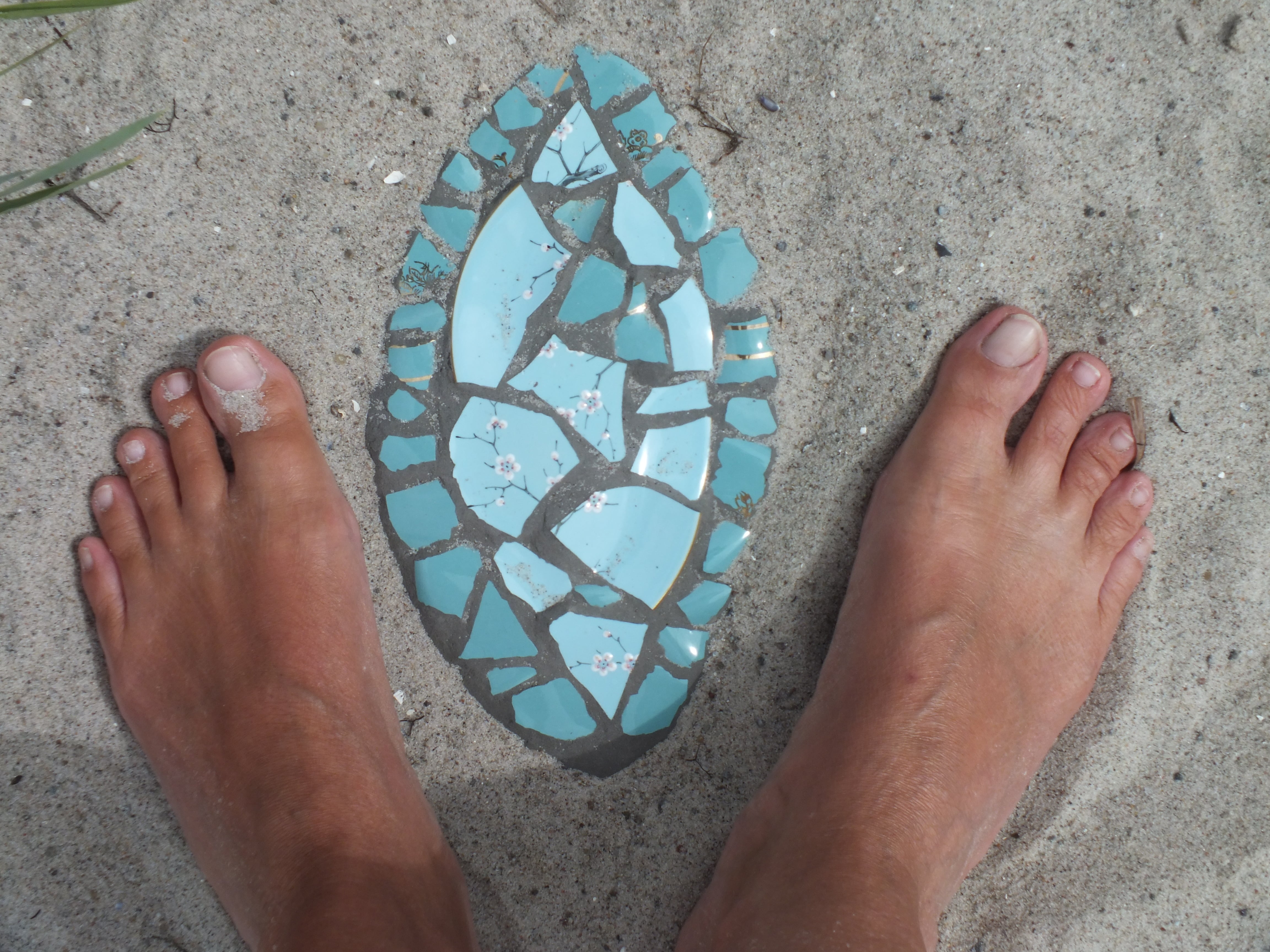 Lotte Rsenkilde. Yoni-mosaik mellem fødder.