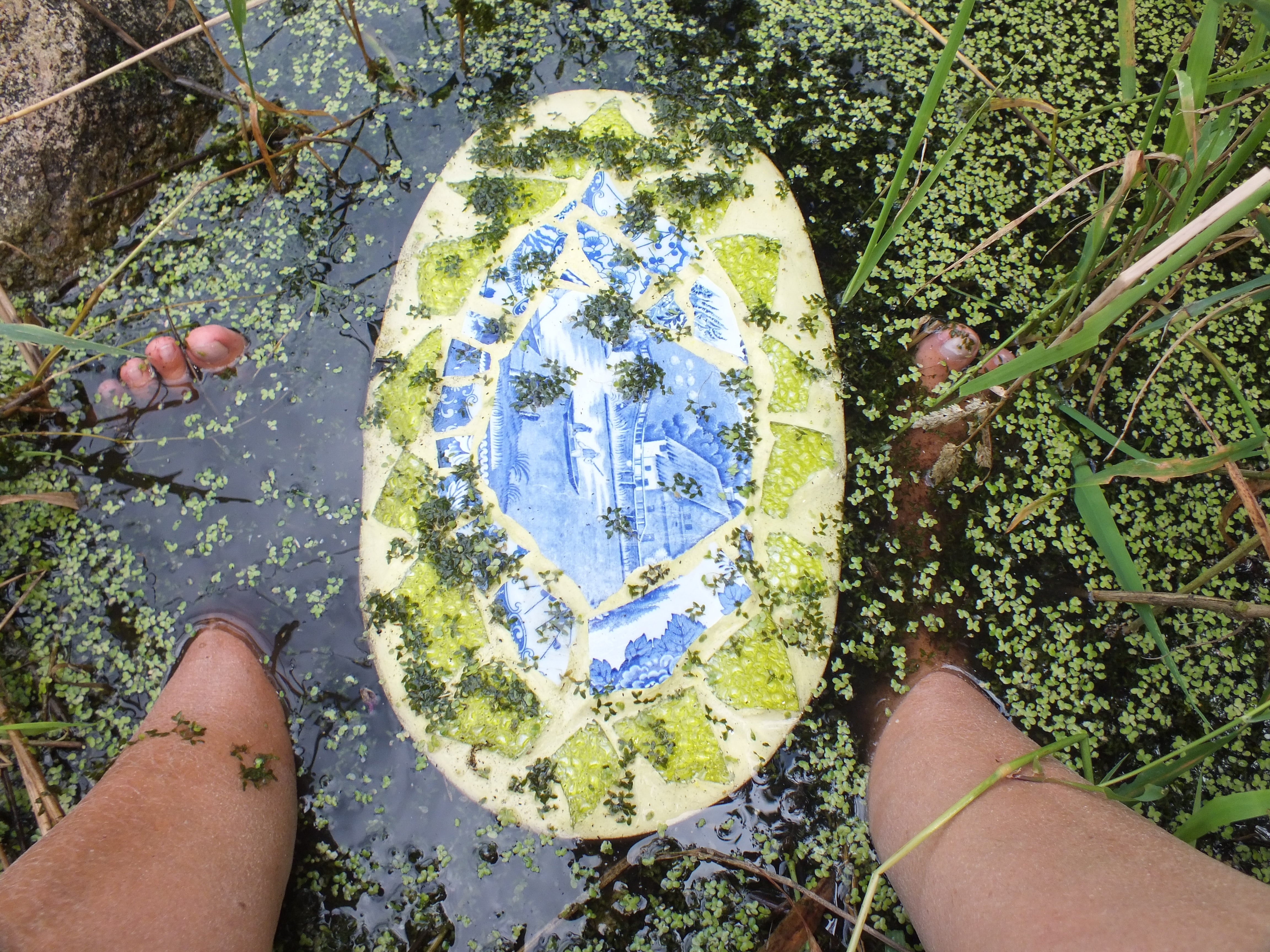 Lotte Rosenkilde. Urkraft Kunst med Mosaik-Yoni i sø.
