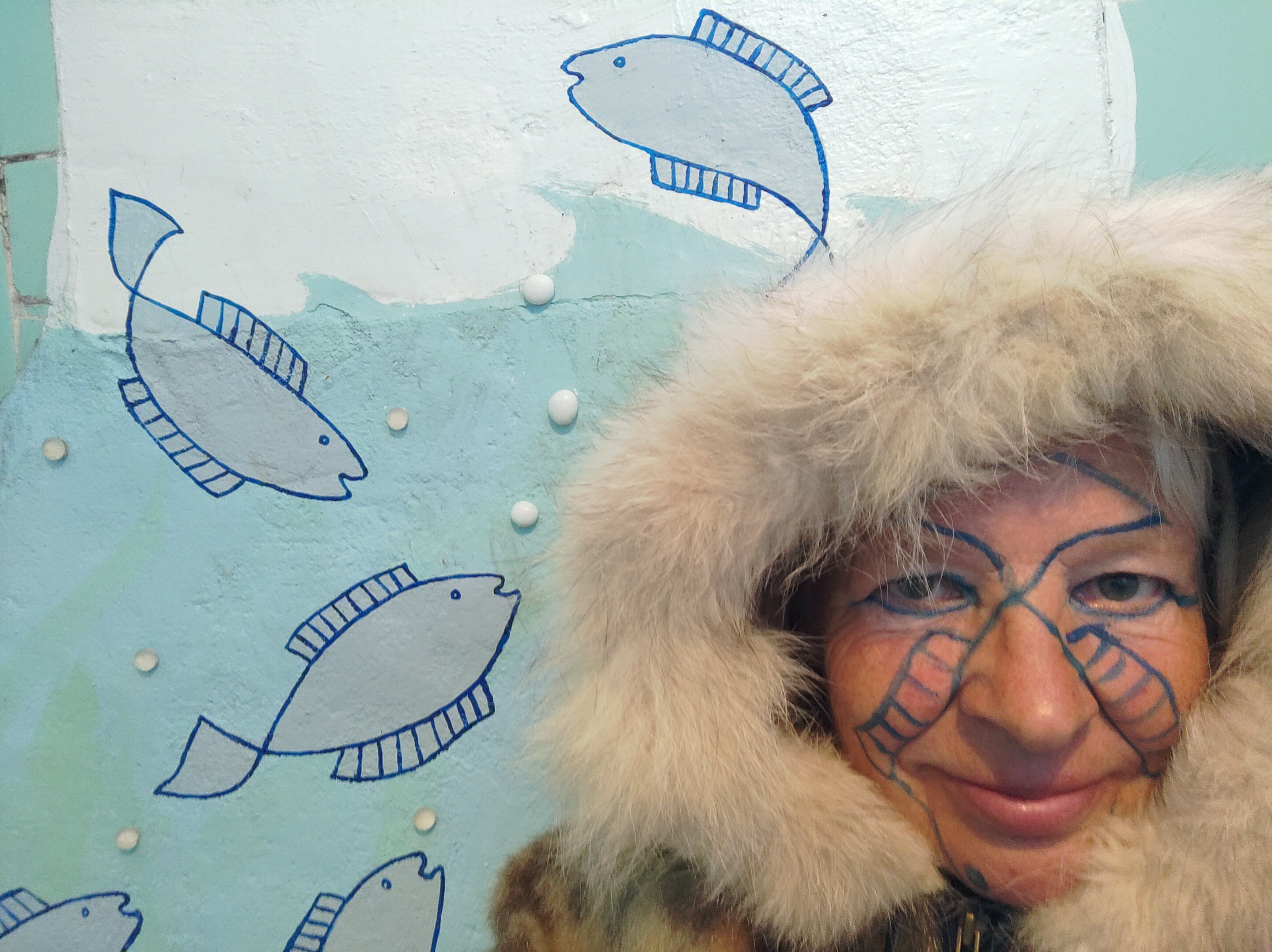 Lotte Rosenkilde med vægmaleri med fisk. Urkraft Kunst