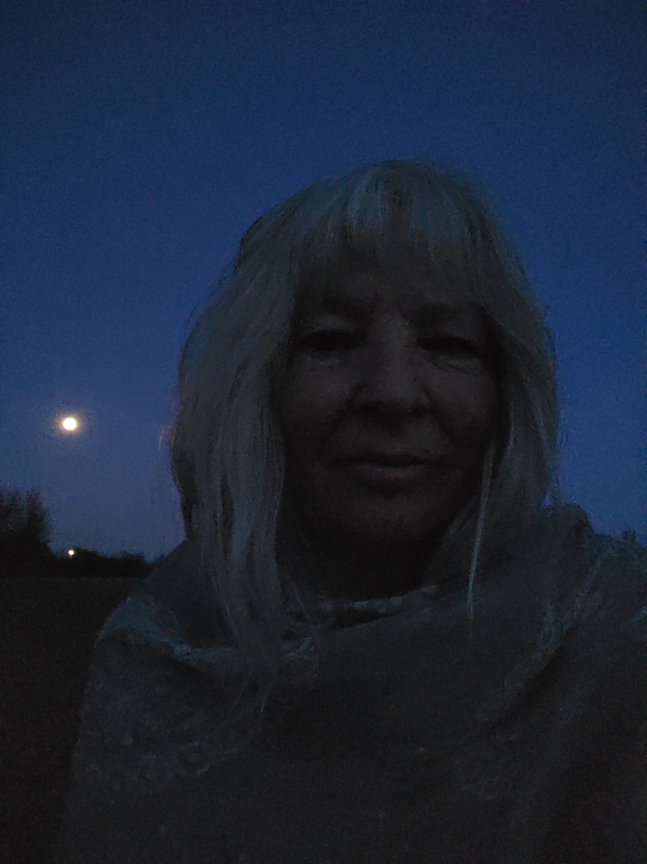Lotte Rosenkilde i tidligt morgengry med fuldmåne. Urkraft Kunst.