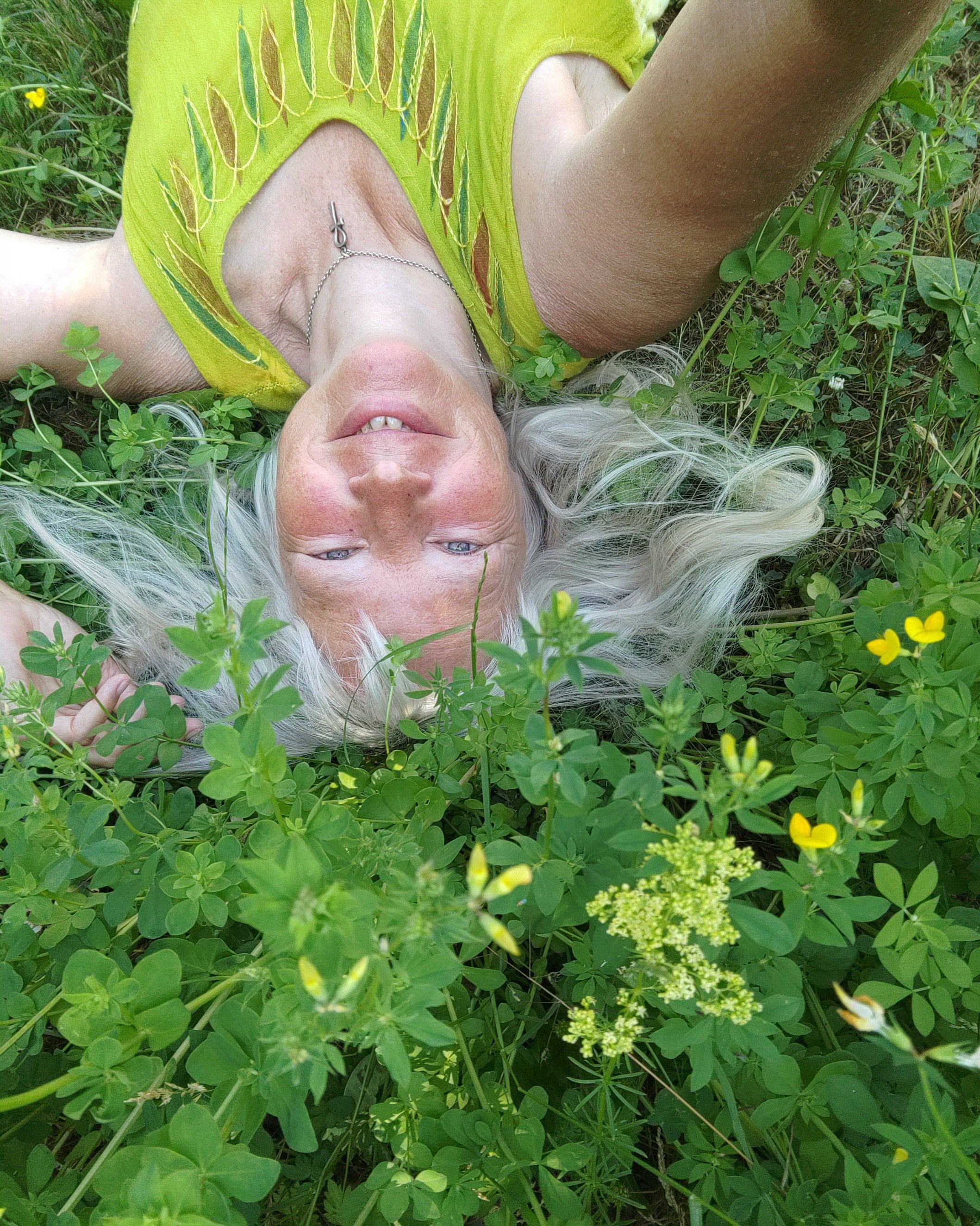 Lotte Rosenkilde i vildtblomstbed med kællingetand og gul snerre.