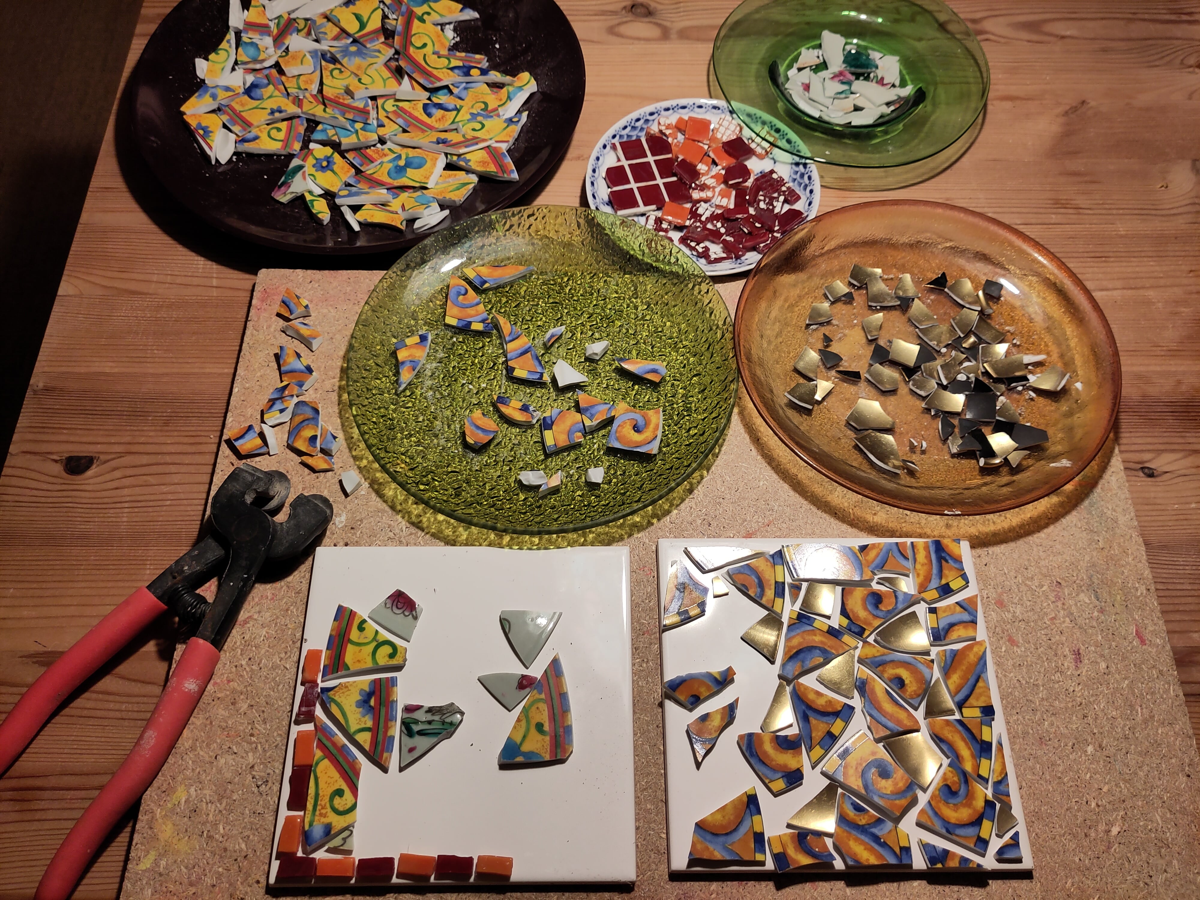 Skabelse af mosaikker i værkstedet. Lotte Rosenkilde.