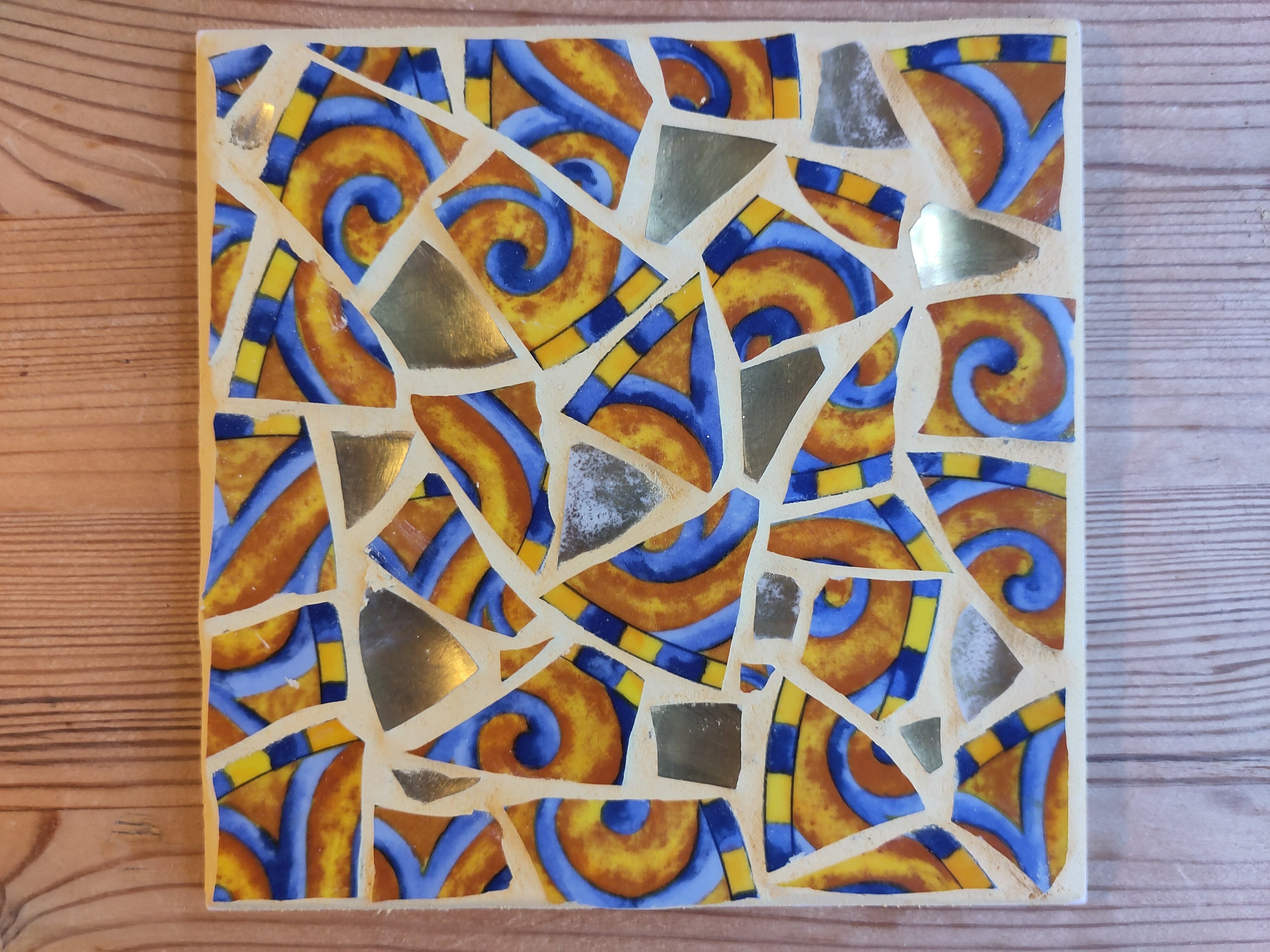Mosaikbordskåner med bølgemønstrede skår og guldskår. Lotte Rosenkilde.