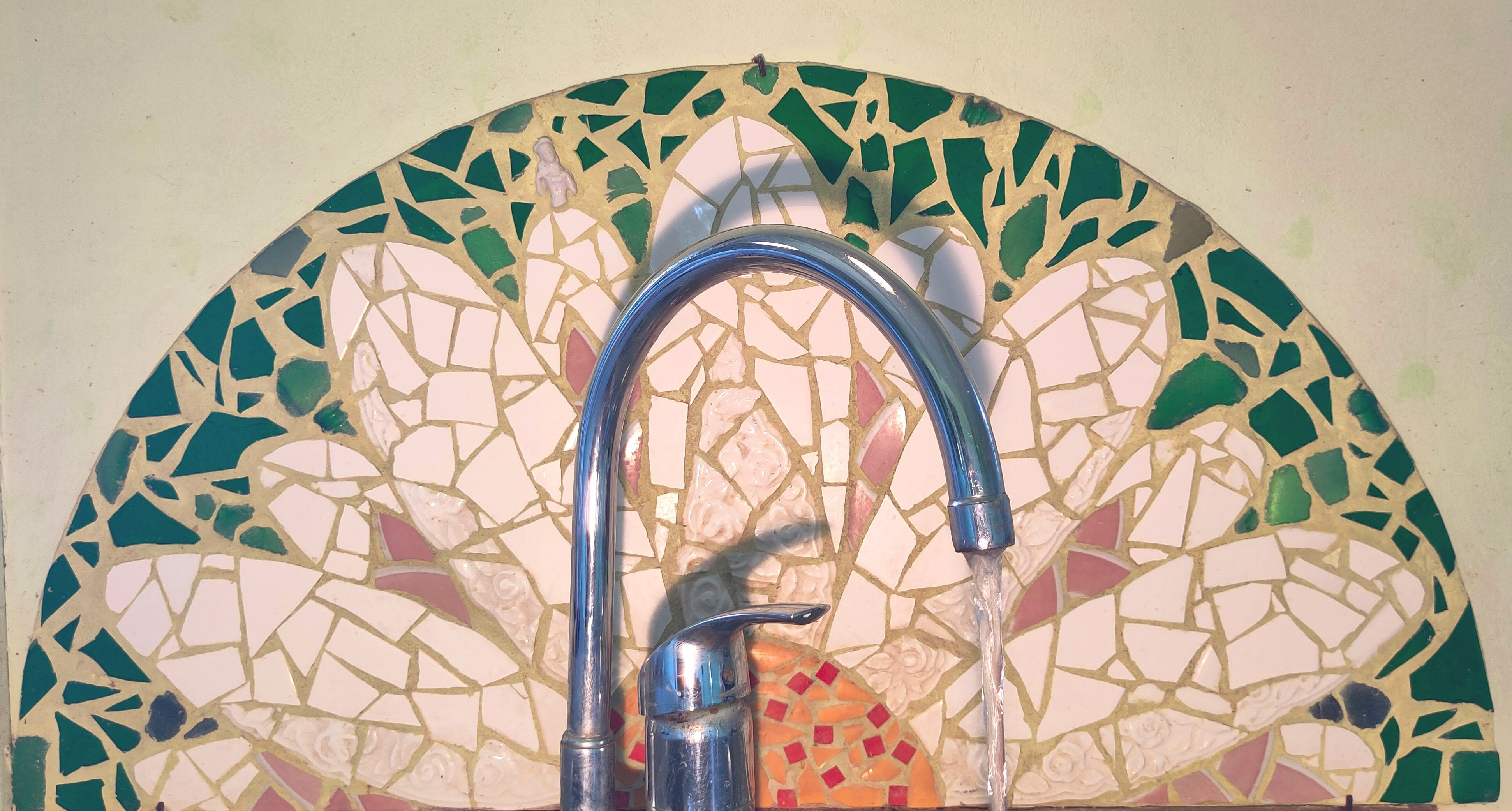 Lotte Rosenkilde. Mosaik med blomst ved køkkenvask.
