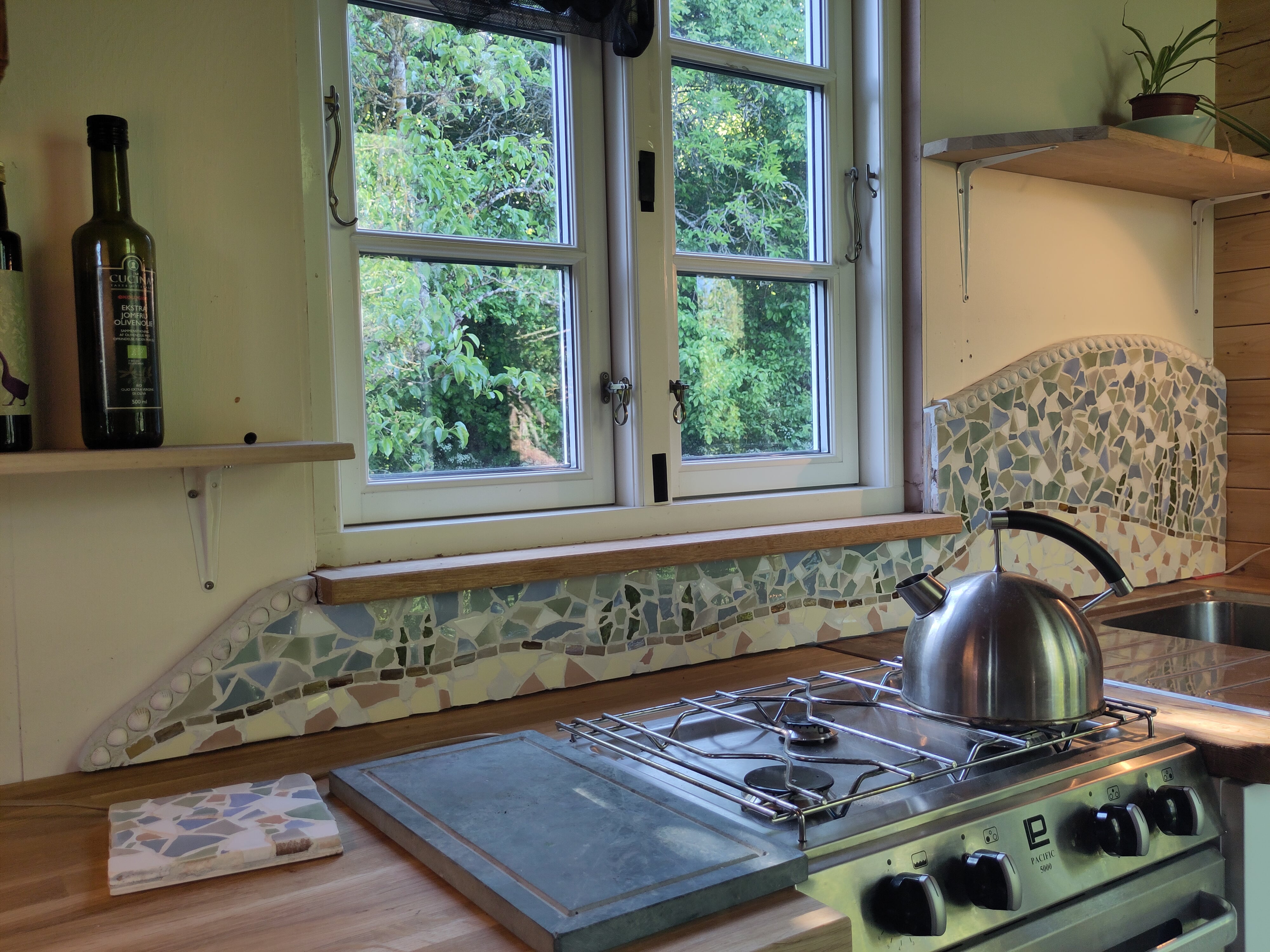 Mosaik med havmotiv i Tiny House køkken. Lotte Rosenkilde.