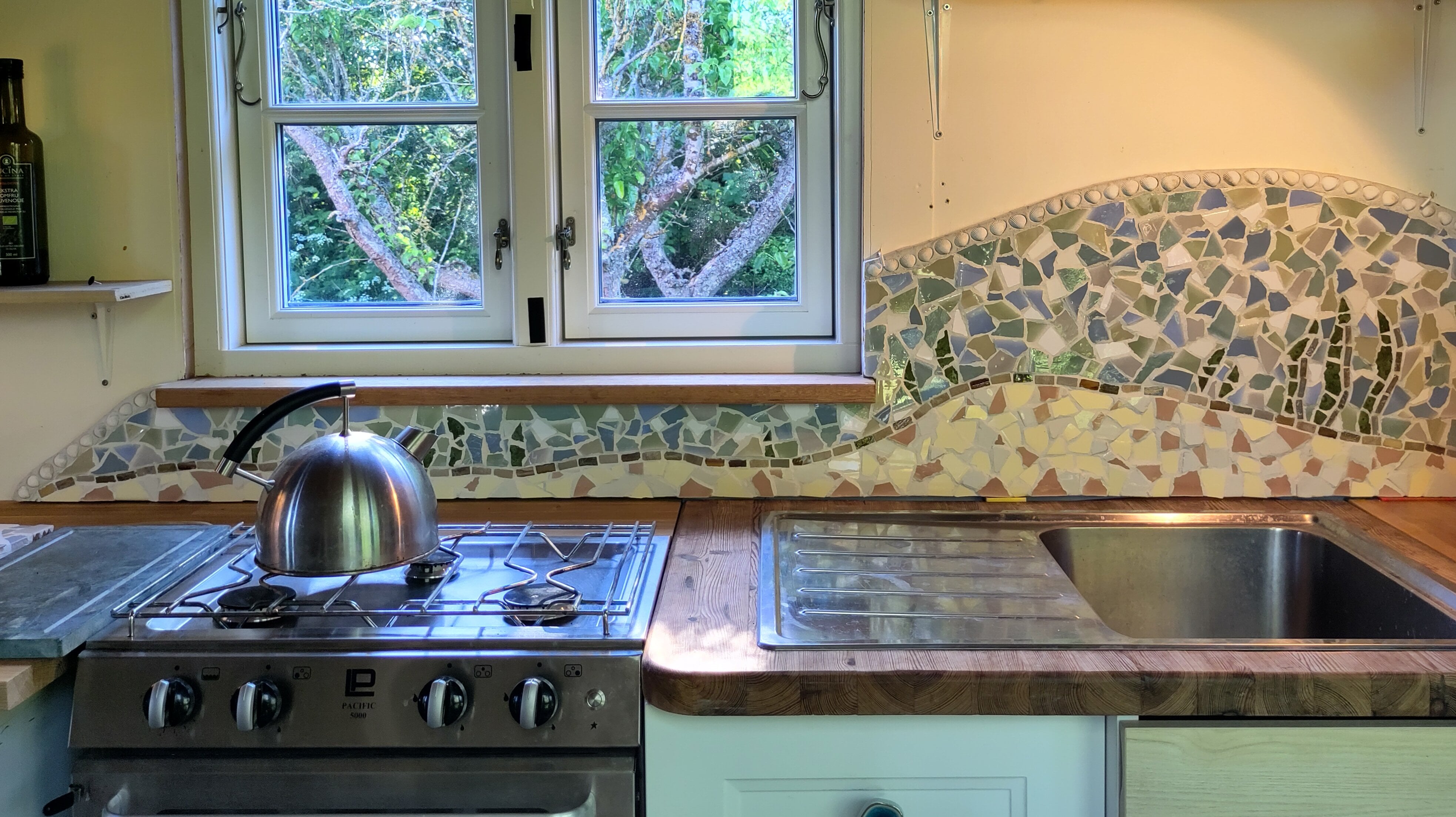 Mosaik med havmotiv i Tiny House køkken. Lotte Rosenkilde.